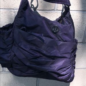 Lululemon arabesque bag black swan
